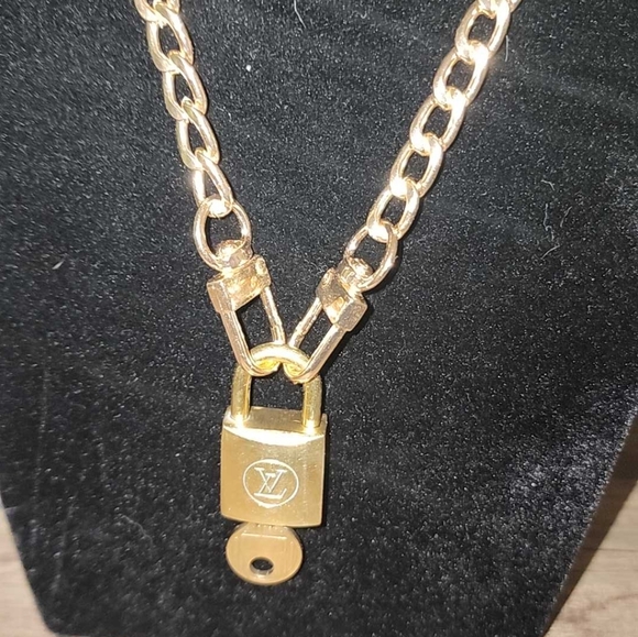 Louis Vuitton #210 lock and key with 20 in unbranded chain. EUC - Picture 1 of 9